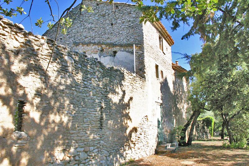 Luberon, in the heart of brushy ground, top hill, ancient converted relay post on a 6 hectares plot
